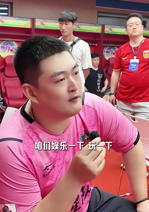 我就纳闷了，为什么网上都是这种评论：赵本山是装傻，他的儿子赵大牛是真傻！其实