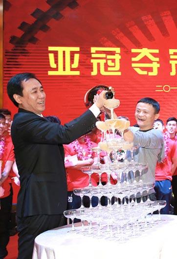 许家印喝酒喝出新花样，他和男子喝交杯酒喝得乐开怀。