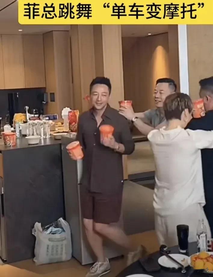 太搞笑了[捂脸哭]618麻六记大卖，直播间热闹非凡，汪小菲和几个麻六记高管跳起了