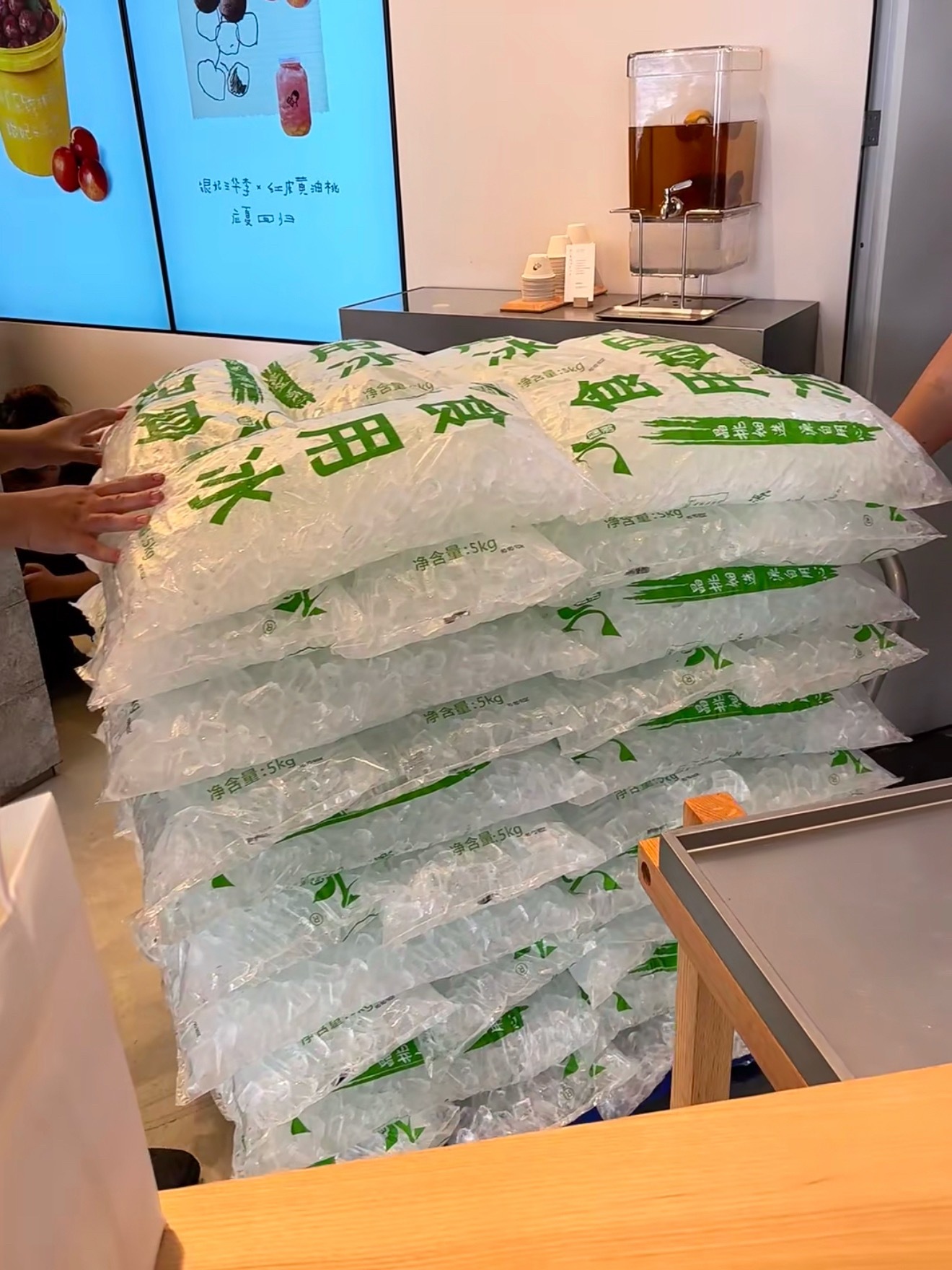 震惊我了喜茶竟然用的不是制冰机吗？而是袋装食用冰块