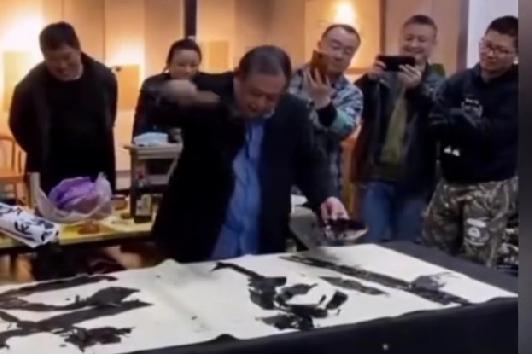 书法界最丑陋的一幕！一群所谓的大师专家践踏中华文化！看看人家李明的书法，一群