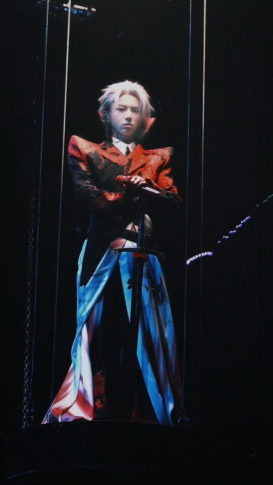 华晨宇玫瑰权杖夯爆了舞台美学又创新高度！玫瑰权杖的设计充满巧思，与华晨宇的舞台