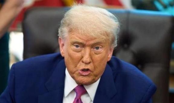 特朗普扬言“轰炸北京”？很多人以为这是美军即将动手的战争信号，错了！真相是，这恰