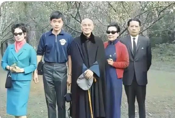 你见过这张照片吗？这是宋子安全家人与姐姐姐夫同框照片。照片摄于1