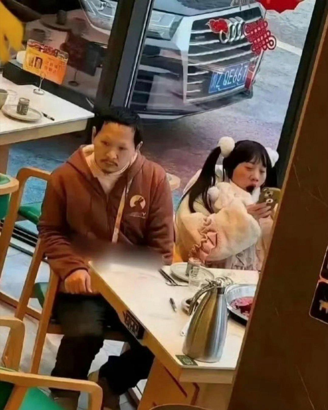 一对网红情侣的自拍vs路人偶遇，原来都是这么博流量的啊。