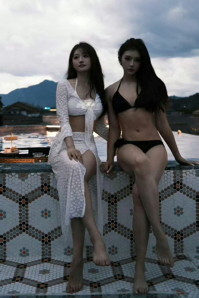 吴艳妮的泳装妆容真是让人眼前一亮，这运动员的身材看着就是不一样，大腿结实有力，大