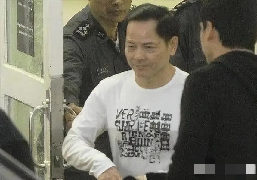 2012年，“澳葡末期教父”崩牙驹终于刑满出狱。身无分文的他想到了昔日小弟洗米华