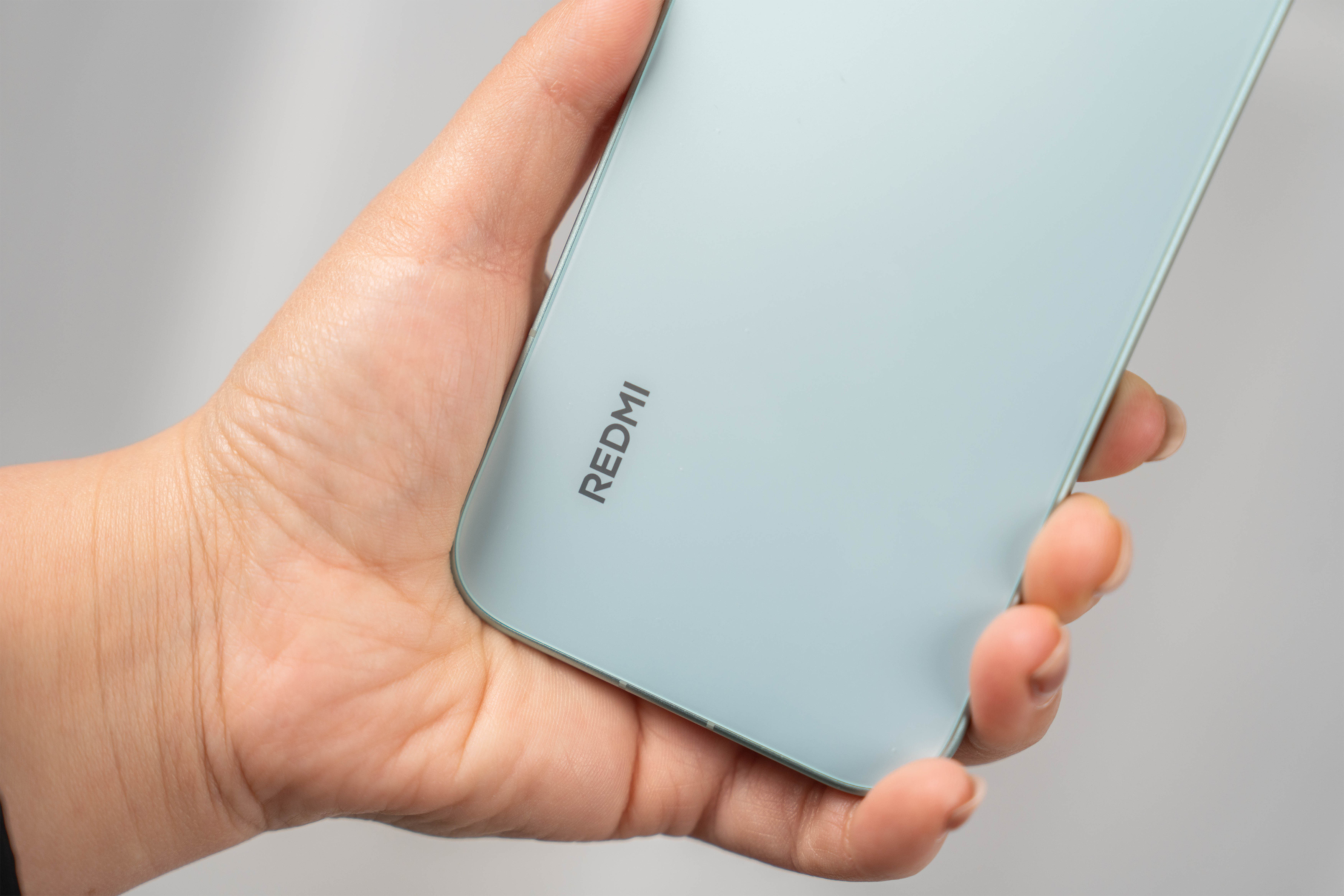 上手体验了一下REDMITurbo5，虽然是标准版但这个手感和颜值真的不像。