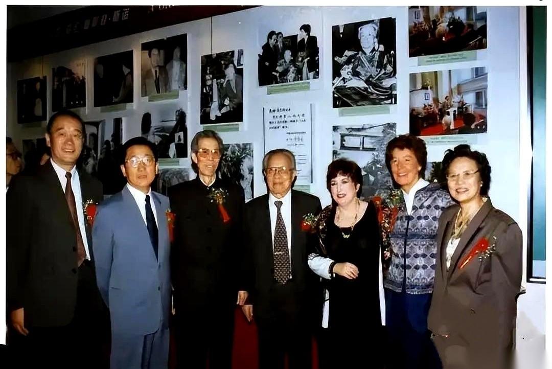 那个年代的人，眼神里真的有光。不是我矫情，你仔细看这张八十年代初的老照片。站C