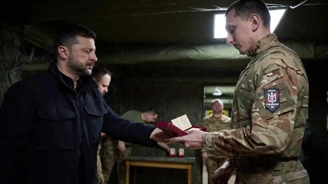 泽连斯基和乌军总司令希尔斯基罕见同框视察红军城前线，是俄乌心理战交锋的关键一幕，