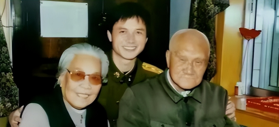 1940年延安，毛主席去食堂时，一个人拎着木棍朝毛主席后脑勺砸去，千钧一发之际，