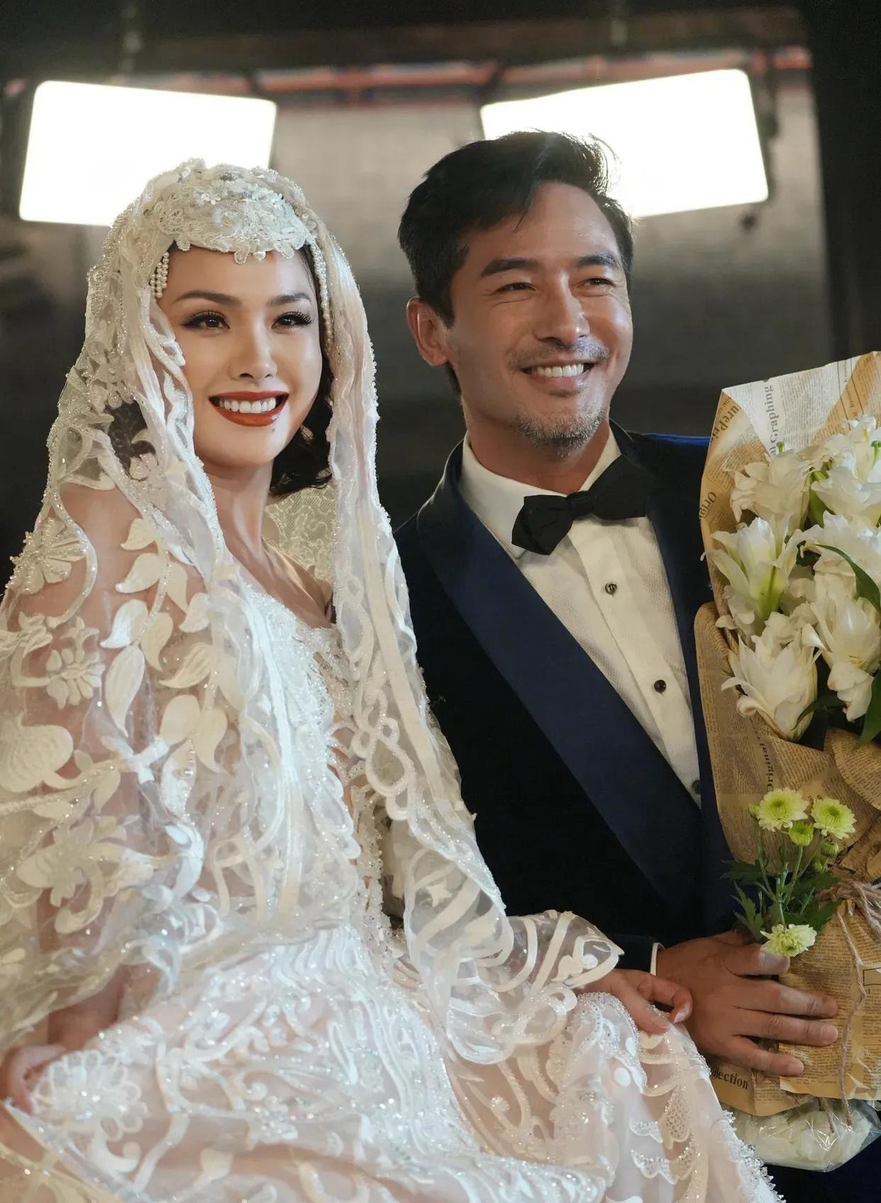 程莉莎晒出十六年前的婚纱照对比，并配文:“十六年前，在山东老家穿上劳伦斯许为我做