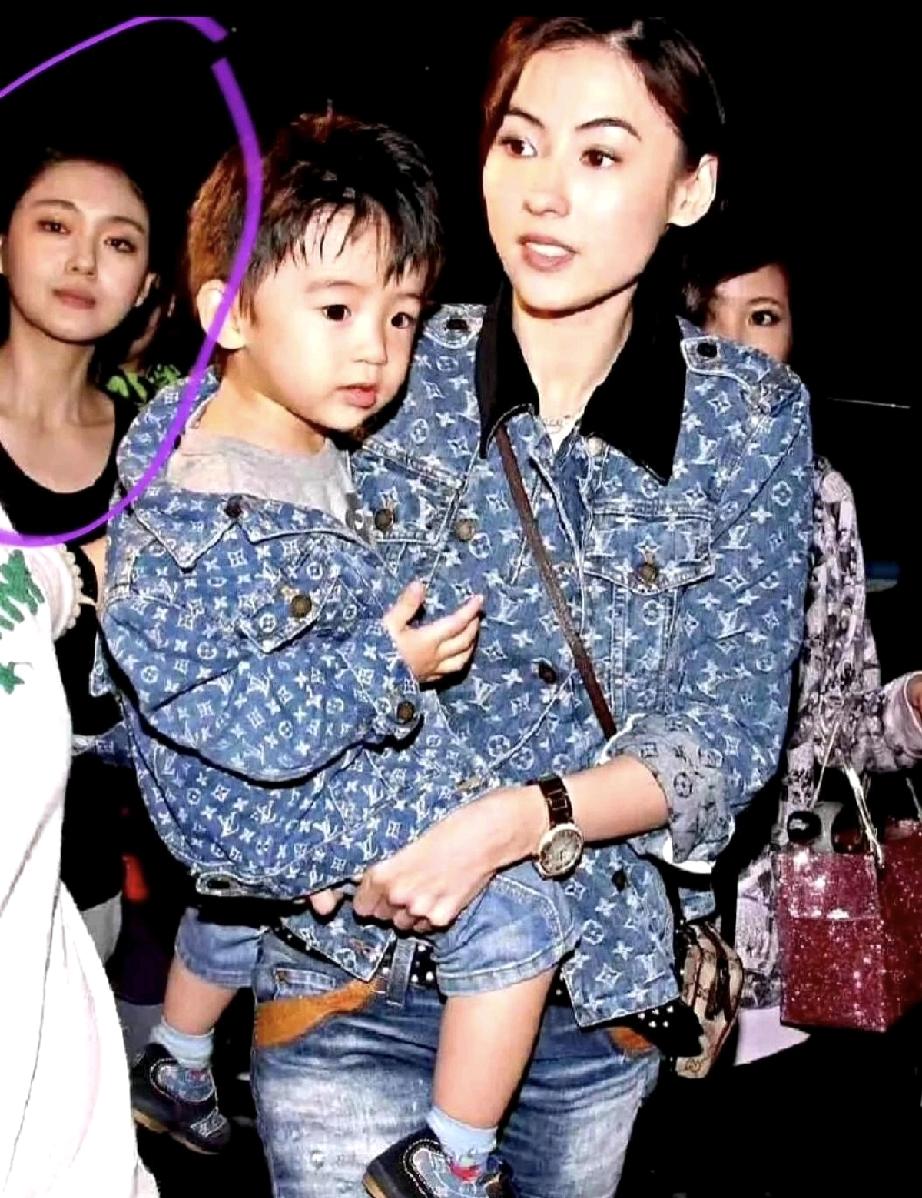 2009年的张柏芝，经历了人生的至暗时刻。她抱着年幼的大儿子来到台北，找朋友大