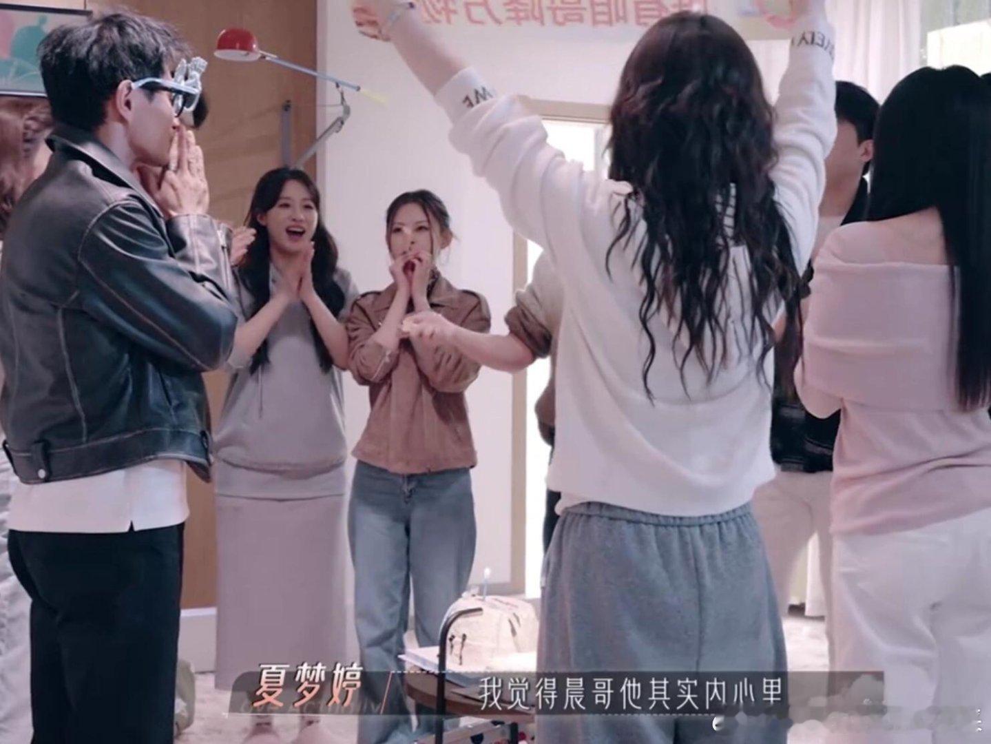 半熟恋人好抓马！骆俊帆和咖咖，吵起来了……骆俊帆一直吐槽咖咖的刘海，说她的刘海是