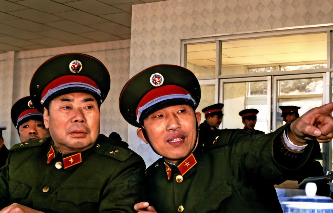 1987年，时任总参谋长的杨得志上将，正在观看武装直升机射击表演。杨得志旁边的那