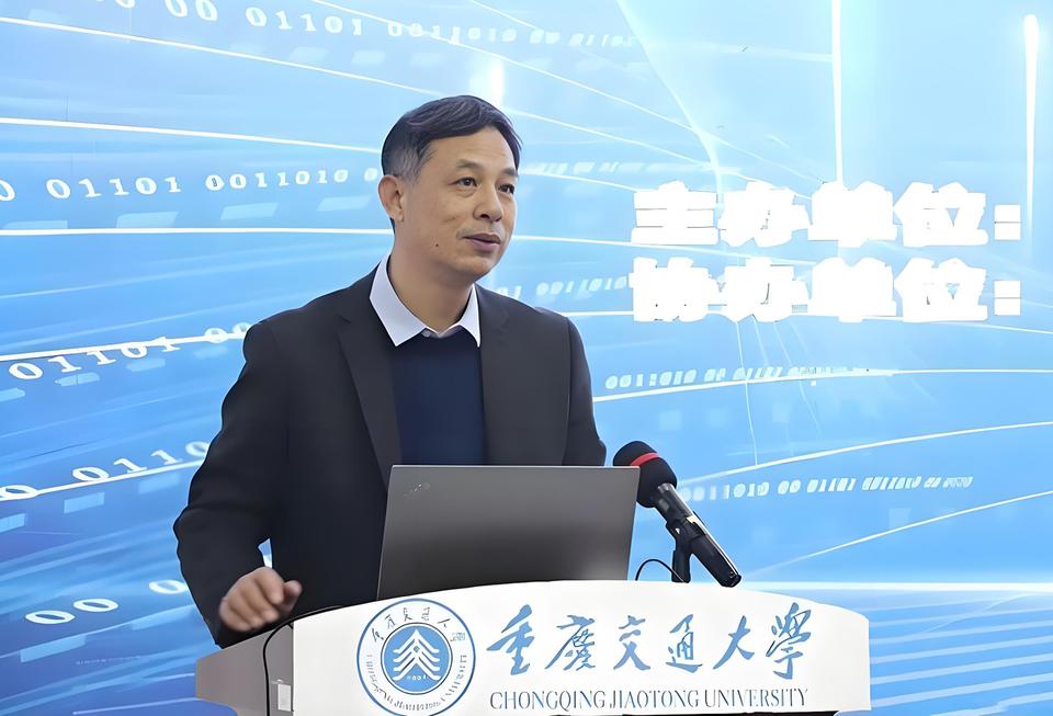 我小孩在重庆交通大学上学，今天听说他们学校一个姓张的副校长丢了工作。我小孩还见过