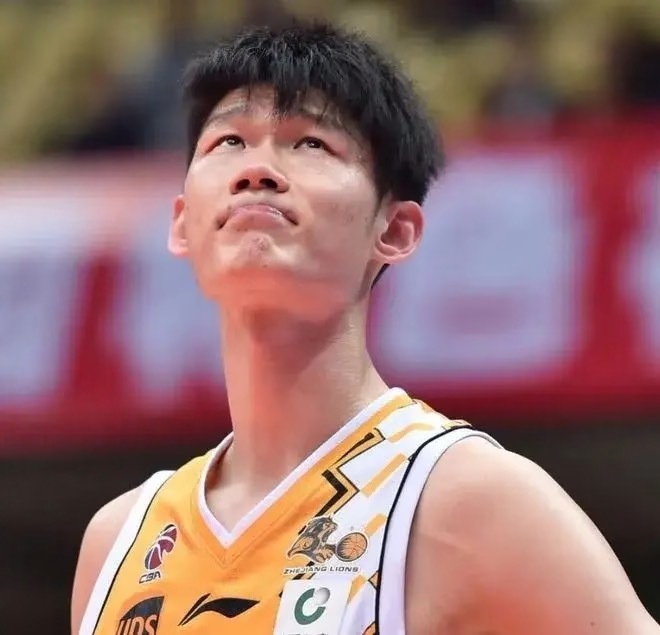 CBA后易建联时期，本土最强阵容：中锋：周琦作为现役本土内线防守核心，周琦凭借2