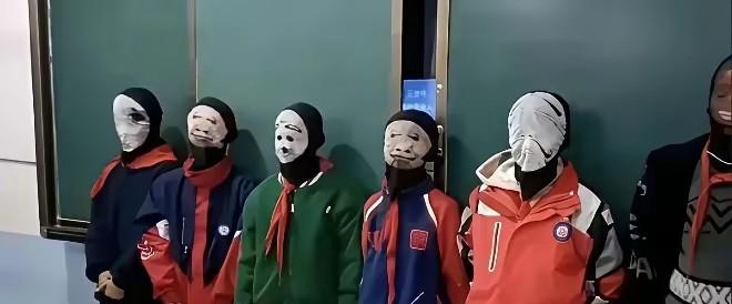 老师群发面具童！家长秒炸锅这操作合法吗照片里六张小脸被卡通面具扣得严严实