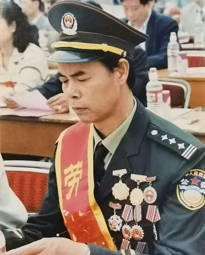 1996年7月30号，桂林叠彩山景区附近臭得不行。工人闻着味道找过去，发现灌木丛