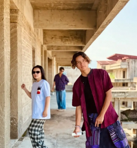 龚琳娜晒照，18岁儿子尽显雅酷少年感，母子旅游超有爱