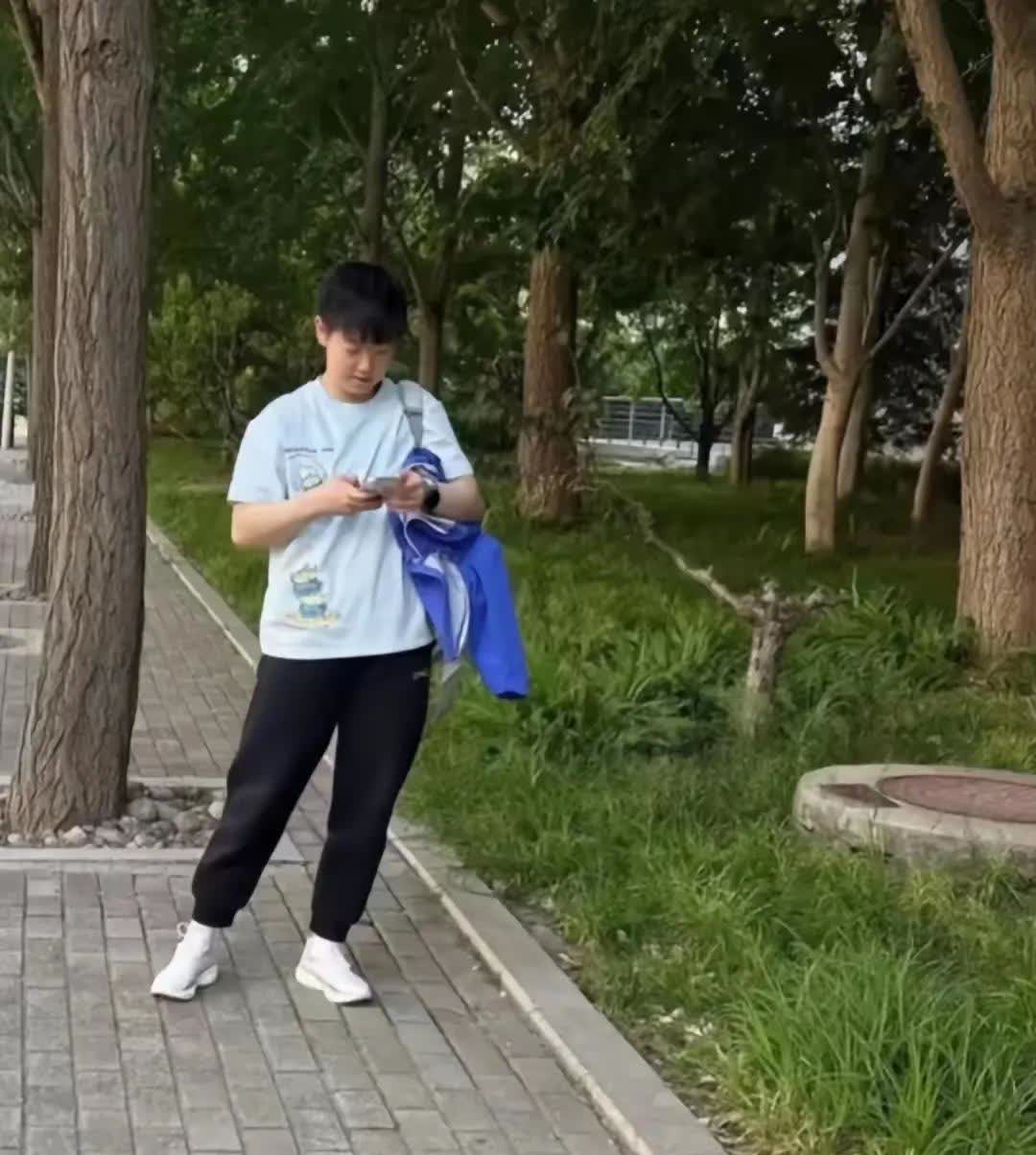 今日新鲜的莎莎，松弛感满满！将外套夹在腋下专心致志的回着信息，看莎莎的专注程度很
