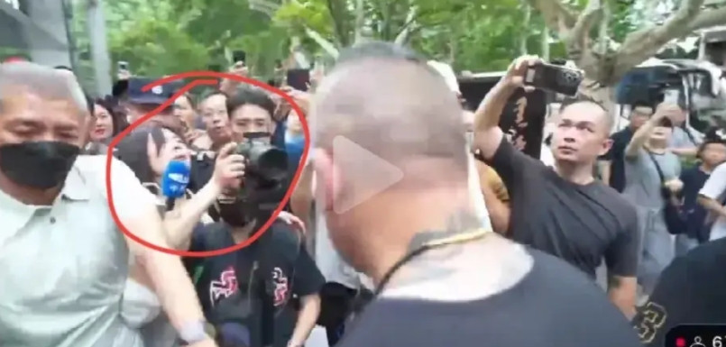 中天美女小姐姐第一次生气了，狂喊：不要推，不要推！今天，馆长一行人从上海乘高