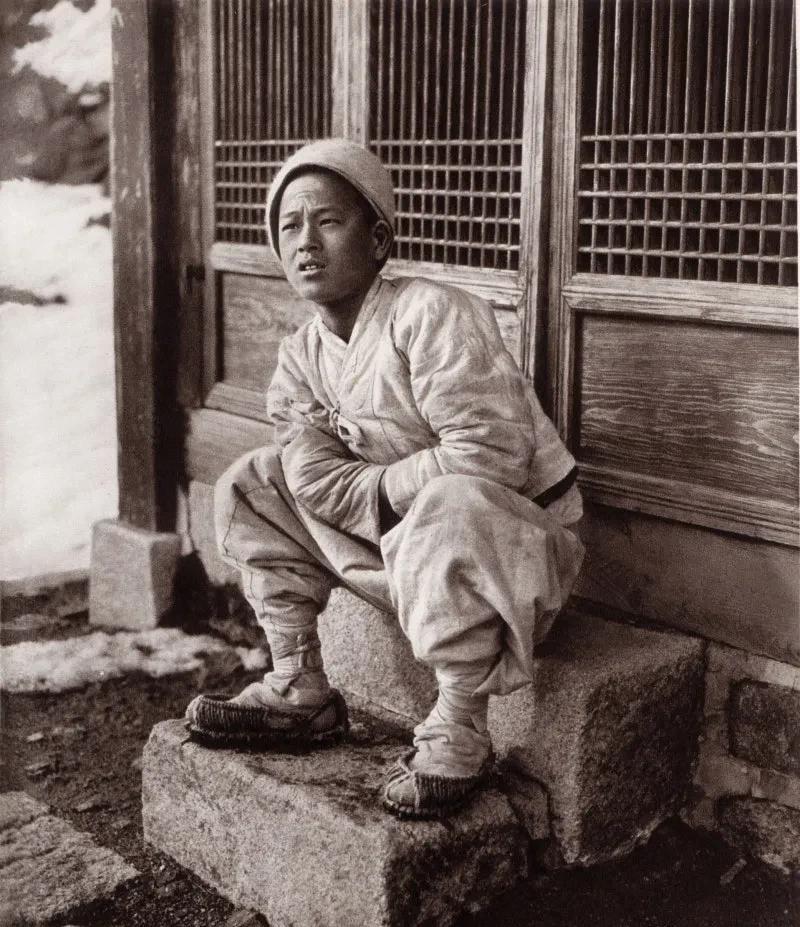 粗麻布、草鞋，1930年北汉山下的朝鲜少年。