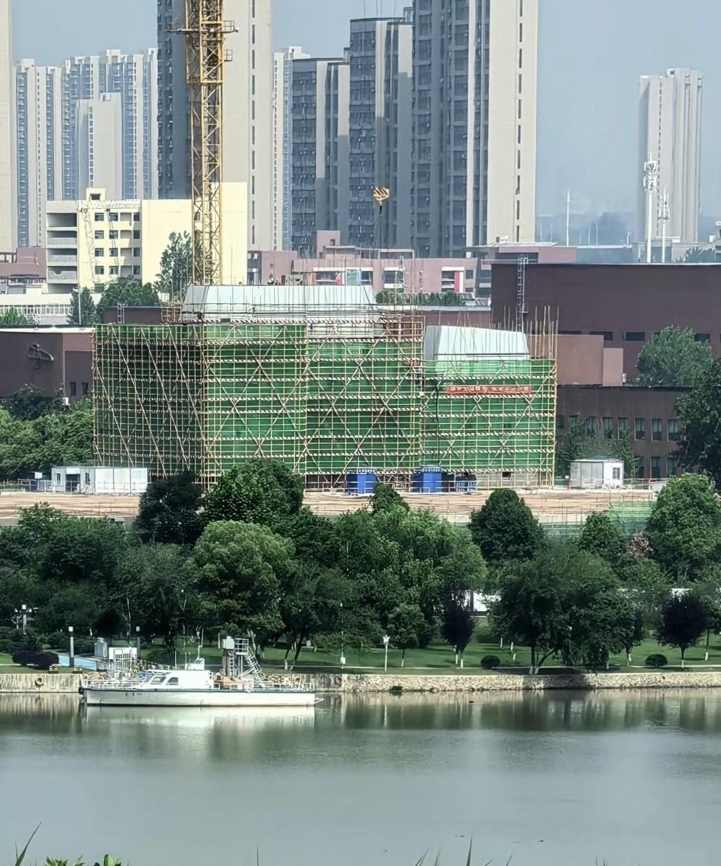 总有胆大的！航母楼高清图这就来了…后面这个分段有两种说法，一种说是要吊装到前面