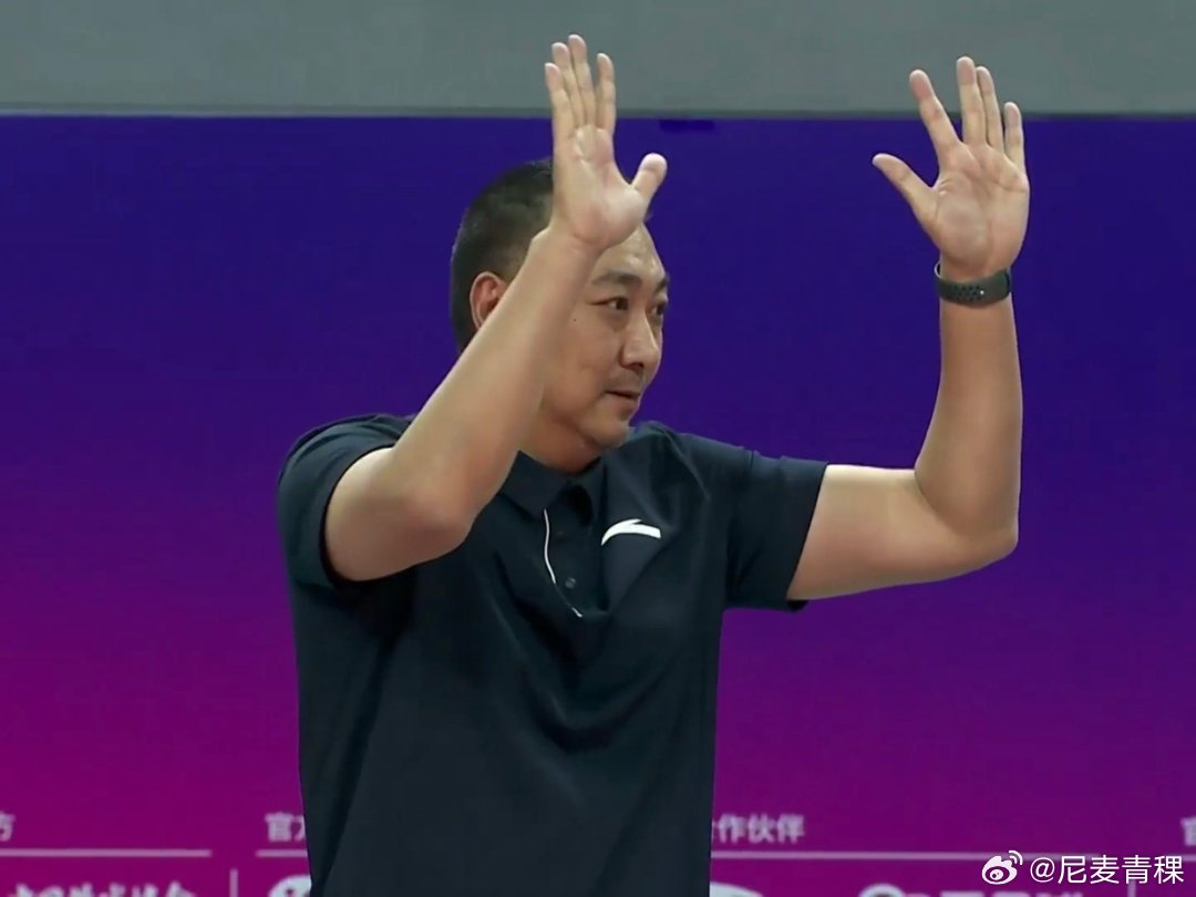 两边主教练的表情