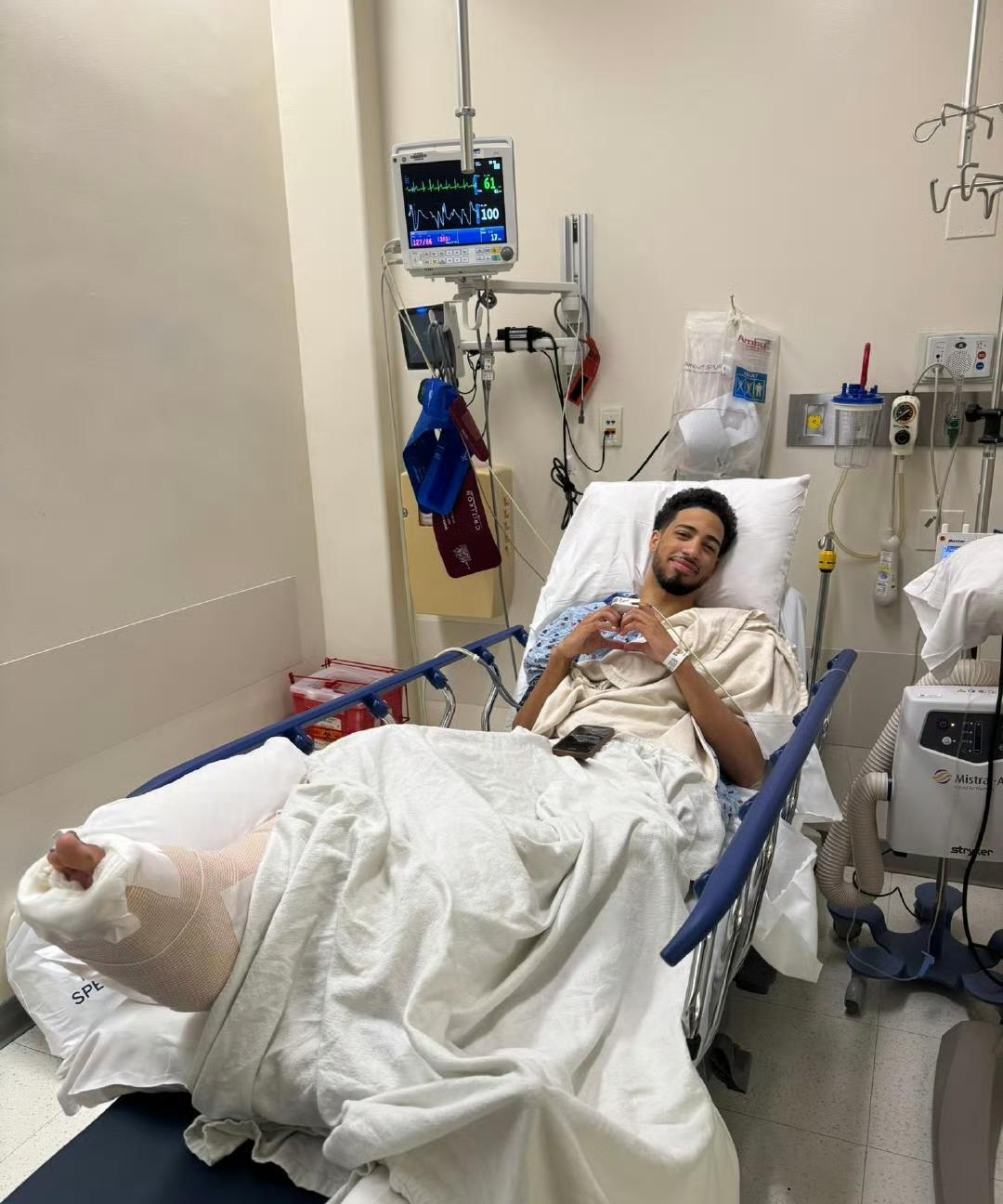 “他的小腿一直处于很脆弱的状态，因为接受了封闭注射，他感觉不到疼痛，以至于认为自