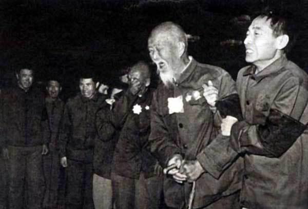1976年9月9日凌晨，一代伟人毛泽东在北京逝世，终年83岁。当全国人民得知这个