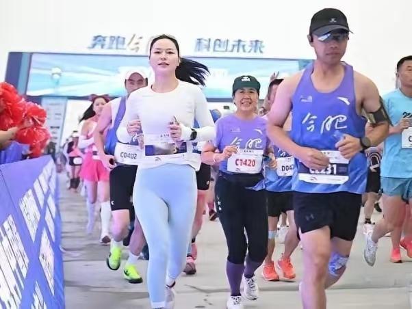 合肥马拉松，半程顺利完赛。我说一句玩笑的话:既然参加马拉松了，就要努力跑出一定的