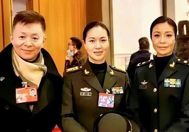 这张照片我只认出了著名歌唱家王宏伟与李丹阳，中间这位柳眉杏眼、英姿隽爽的女士是谁