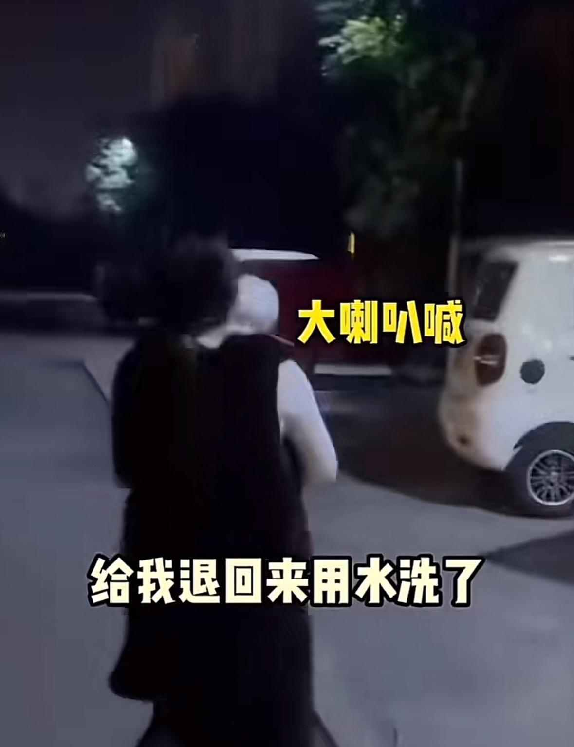 20多岁的姑娘网购2000元貂皮大衣，用水洗用洗衣机洗，洗废后，将硬如塑料的大衣