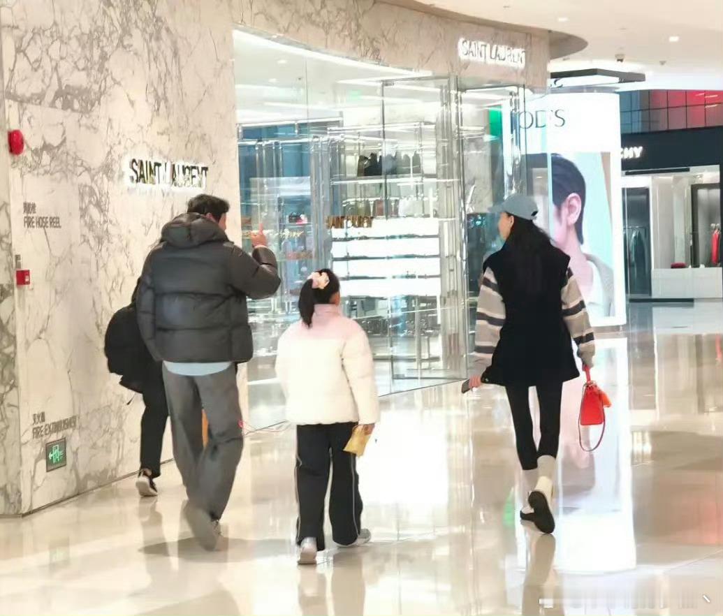 56岁范志毅陪妻女逛街，小17岁老婆好瘦，一双腿比9岁女儿还细