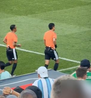 2026年世界杯，德国队热身，球员越线半步。中国裁判马宁，一张黄牌直接拍过去。