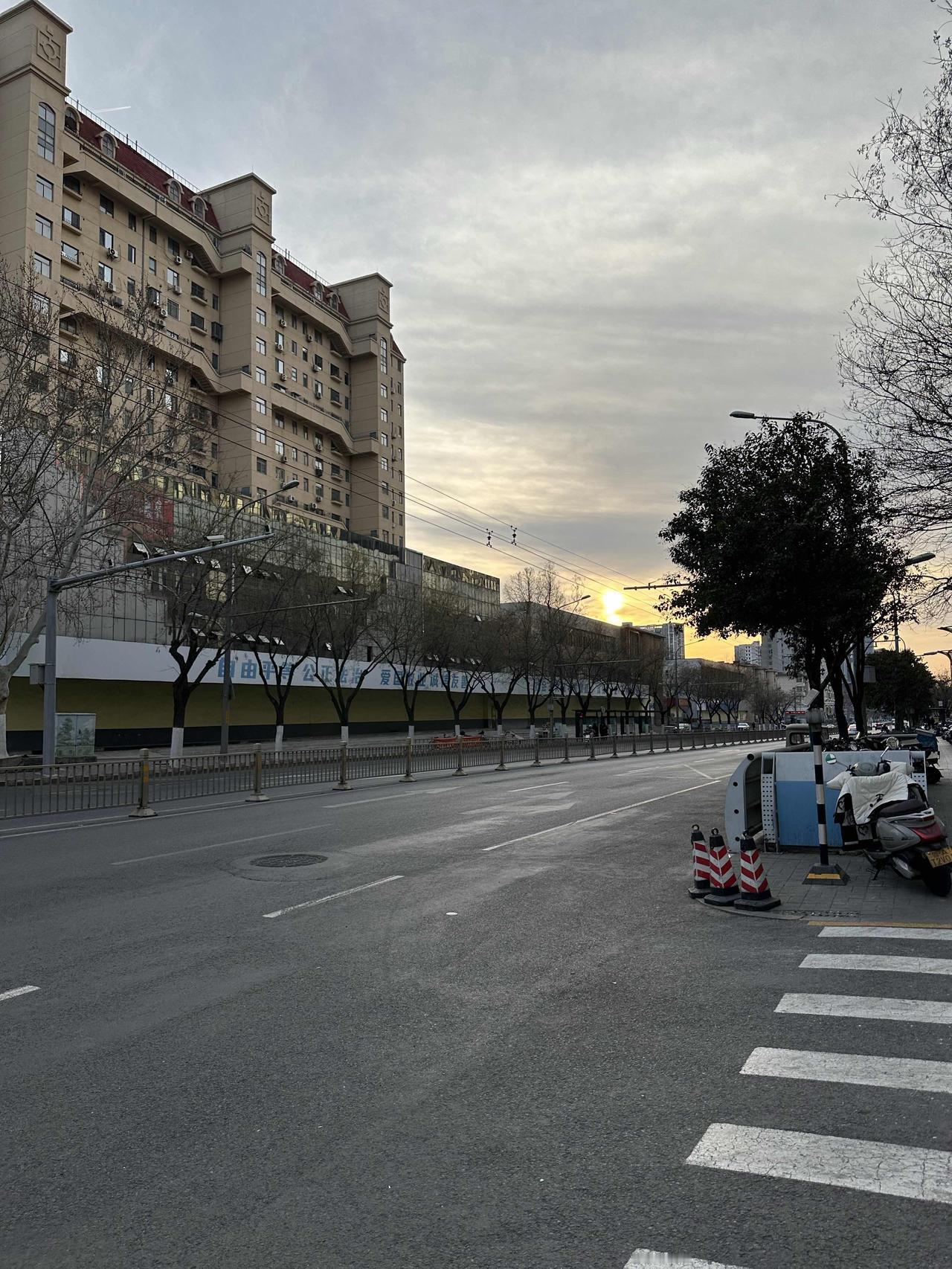 济南的街头突然冷清了许多。泺源大街上车辆少了很多。平常这里车水马龙、熙熙攘攘