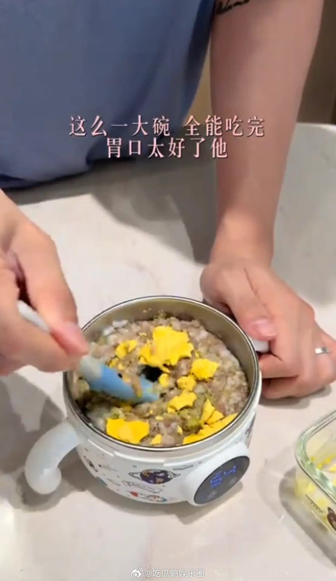 张檬小五11个月大儿子胃口太好了，吃母乳还能吃一大碗辅食，还不到一周岁，体重已经