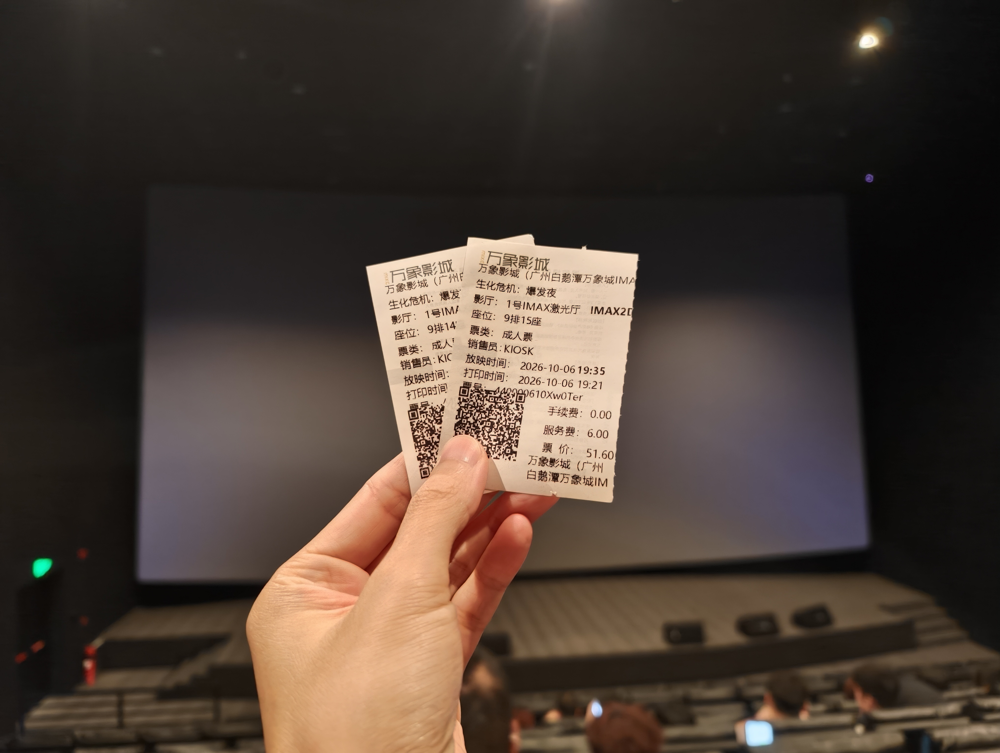 4/5🌟《生化危机：爆发夜》目前在院线能看到的最佳游戏改编电影优点：1.画面调色风格完全是复刻RE