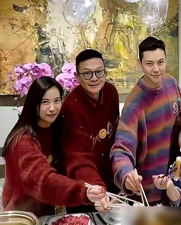 陈伟霆给儿子办周岁宴，排场寒酸得让人不敢相信。没去什么顶级酒店，就在阿那亚一餐厅露台，白桌布一铺，摆