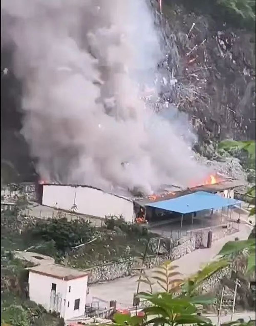 广西一上千平方米鞭炮仓库发生爆炸? 当地回应