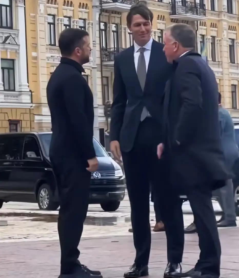 原来伊万卡的丈夫就是他库什纳，一个让我吃了很长时间醋的男人，以前觉得他配不上伊万
