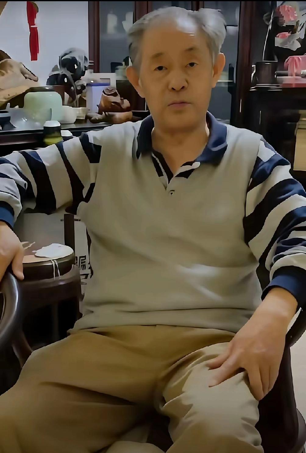 南京博物院的老院长，一张居家照直接把我看笑了。​81岁的高龄，往那一坐，屁股底
