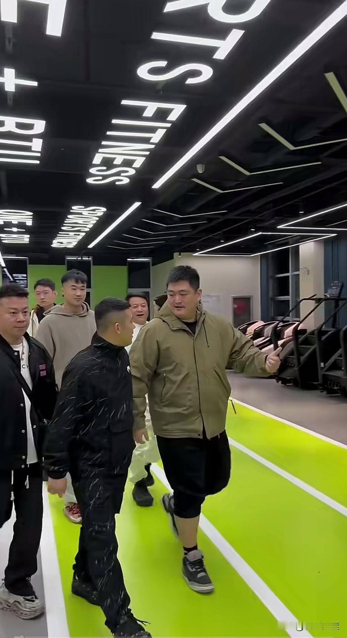 有人一生下来就有花不完的钱，就像赵本山老师儿子赵大牛，明明可以躺着过一辈子，