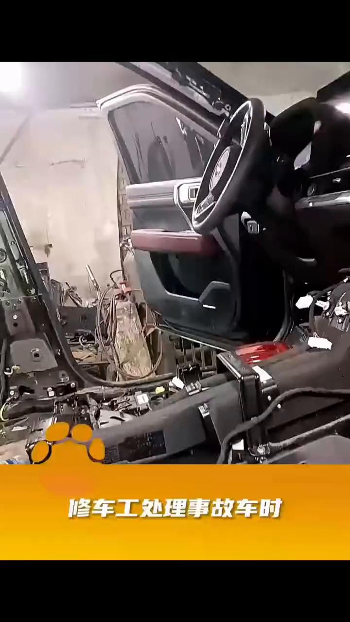 修车工处理事故车时被车辆的钢厚度震惊到了。网友：油没有一滴是白喝的。1月07号