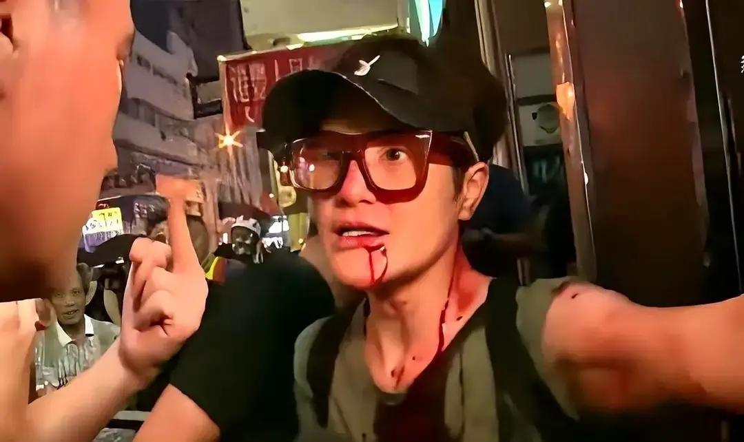 张敬轩砸钱登报道歉，说想当青年导师。我看这操作像把旧账一键删除。马蹄露给局长