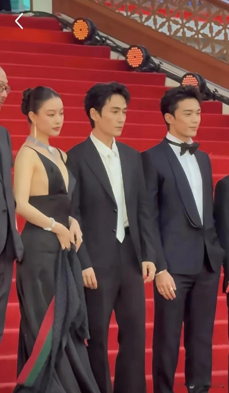 朱一龙有多高，她身高官方数据是180，可是倪妮和他站到一起一样高啊，难道倪