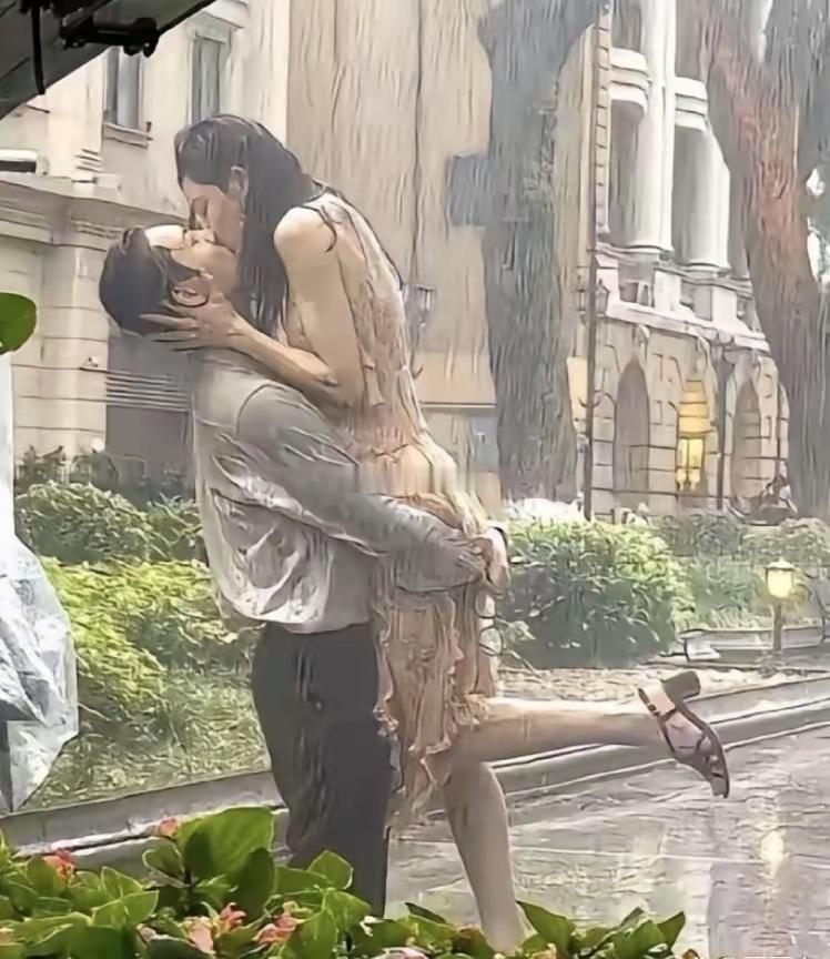 怪不得明星离婚率这么高。哪个男人受得了自己的老婆这么工作。