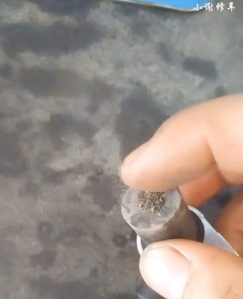 动力不足油耗高，加速顿挫没有故障码。小谢修车。只需要清洗一下就可以，不需