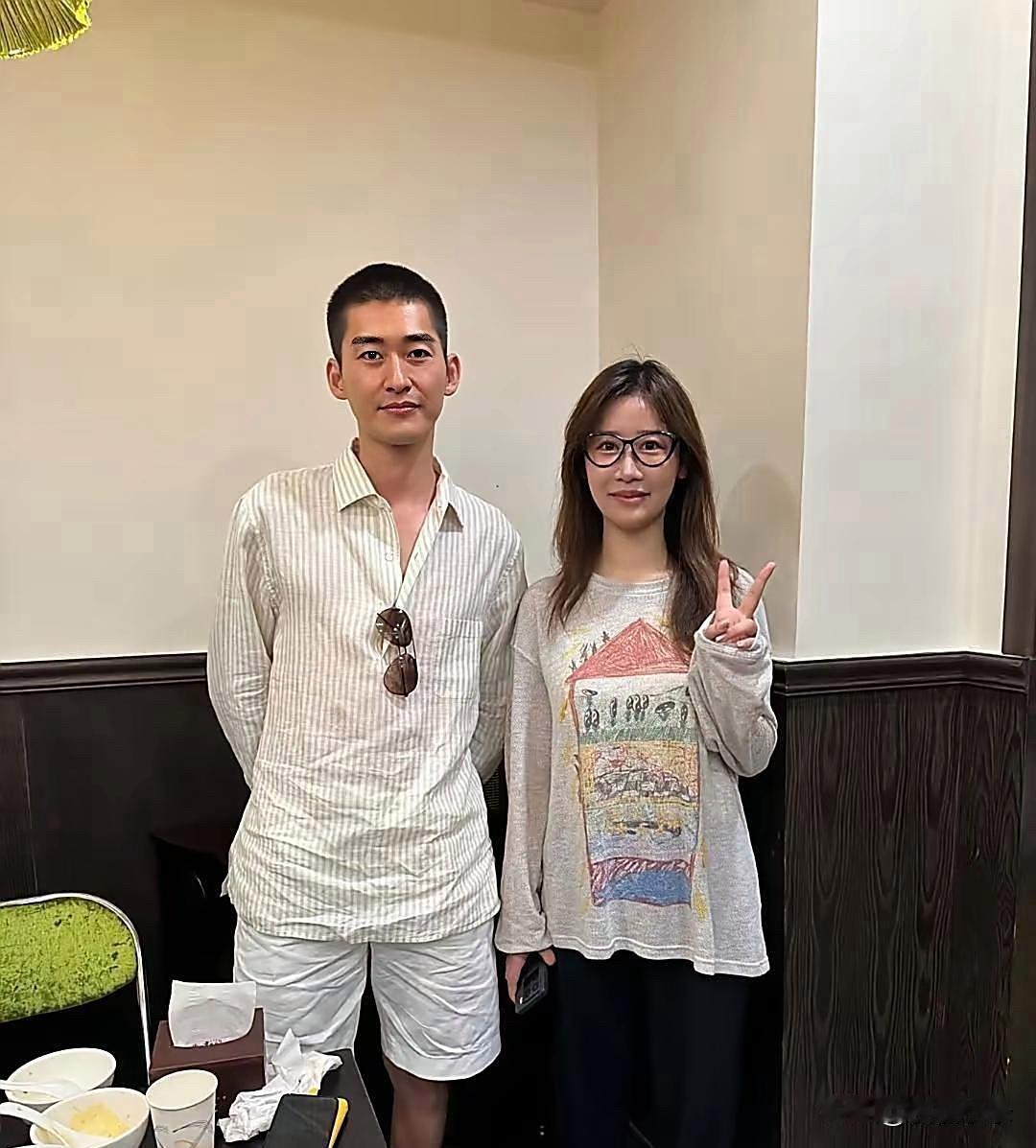 张翰在上海逛街吃饭被偶遇，他减肥了，剪了寸头，变得又高又帅，终于不油腻了！看起来